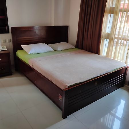 Hotel Oyo 3894 Karunia Muslim Syariah Giacarta Esterno foto