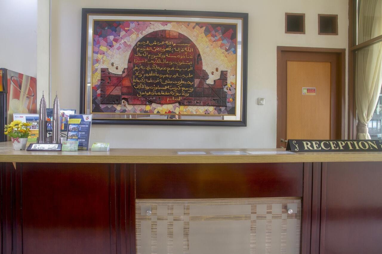 Hotel Oyo 3894 Karunia Muslim Syariah Giacarta Esterno foto