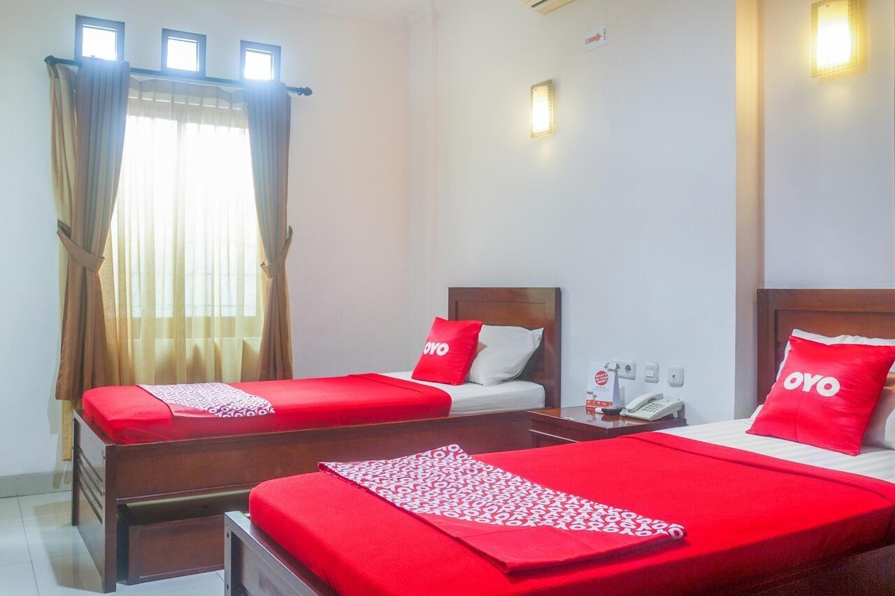 Hotel Oyo 3894 Karunia Muslim Syariah Giacarta Esterno foto