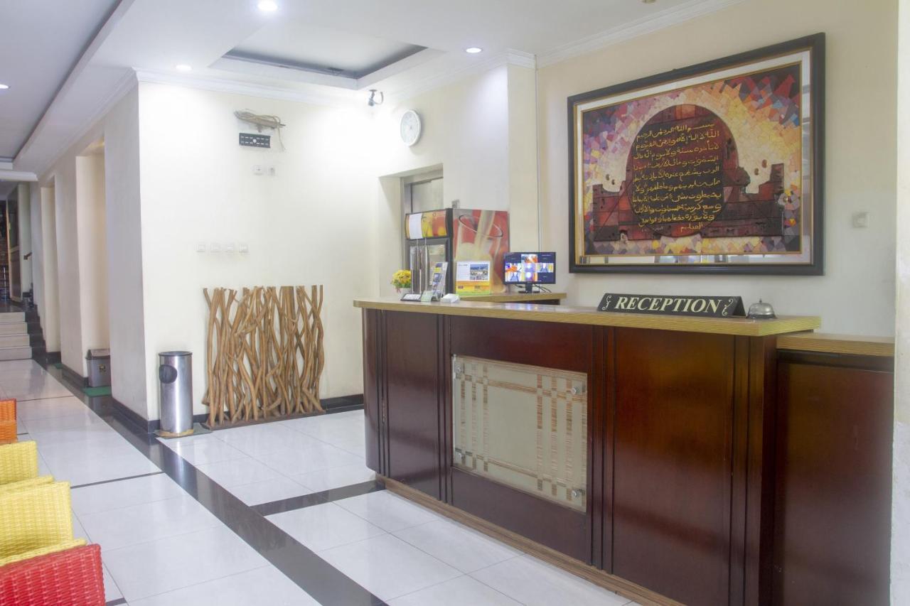 Hotel Oyo 3894 Karunia Muslim Syariah Giacarta Esterno foto