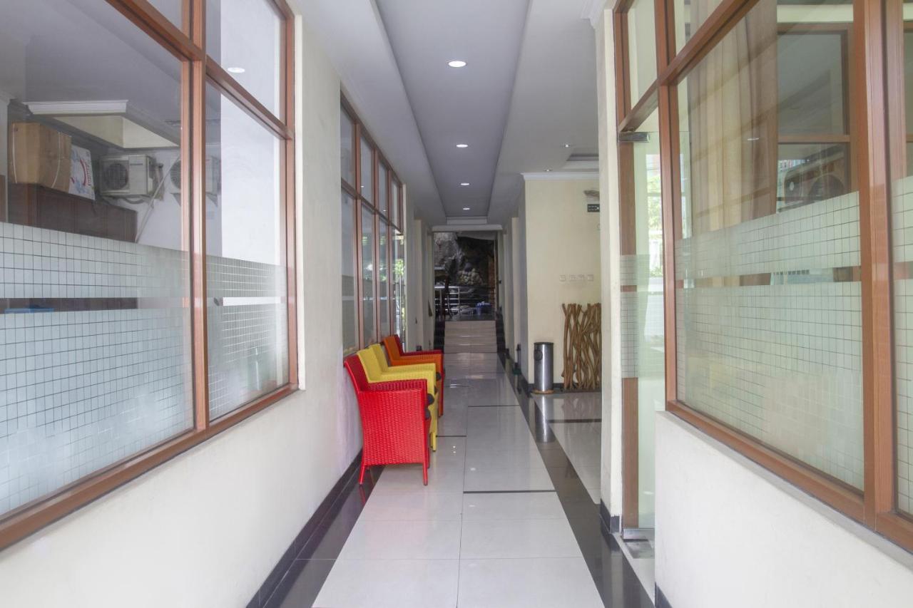 Hotel Oyo 3894 Karunia Muslim Syariah Giacarta Esterno foto