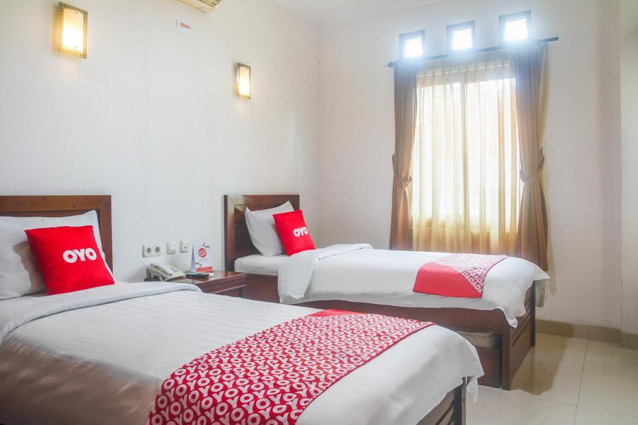 Hotel Oyo 3894 Karunia Muslim Syariah Giacarta Esterno foto