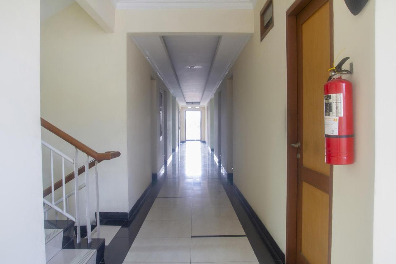 Hotel Oyo 3894 Karunia Muslim Syariah Giacarta Esterno foto