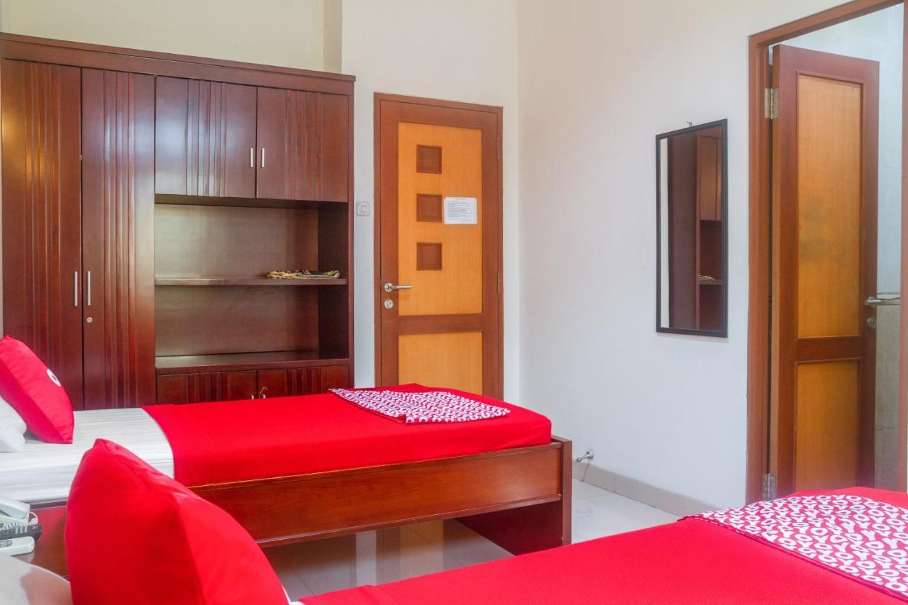 Hotel Oyo 3894 Karunia Muslim Syariah Giacarta Esterno foto