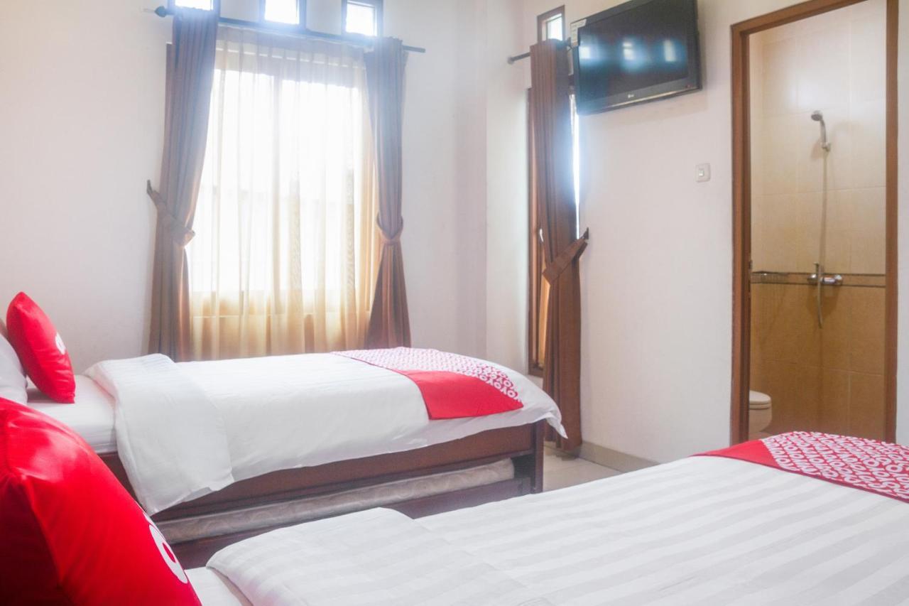 Hotel Oyo 3894 Karunia Muslim Syariah Giacarta Esterno foto