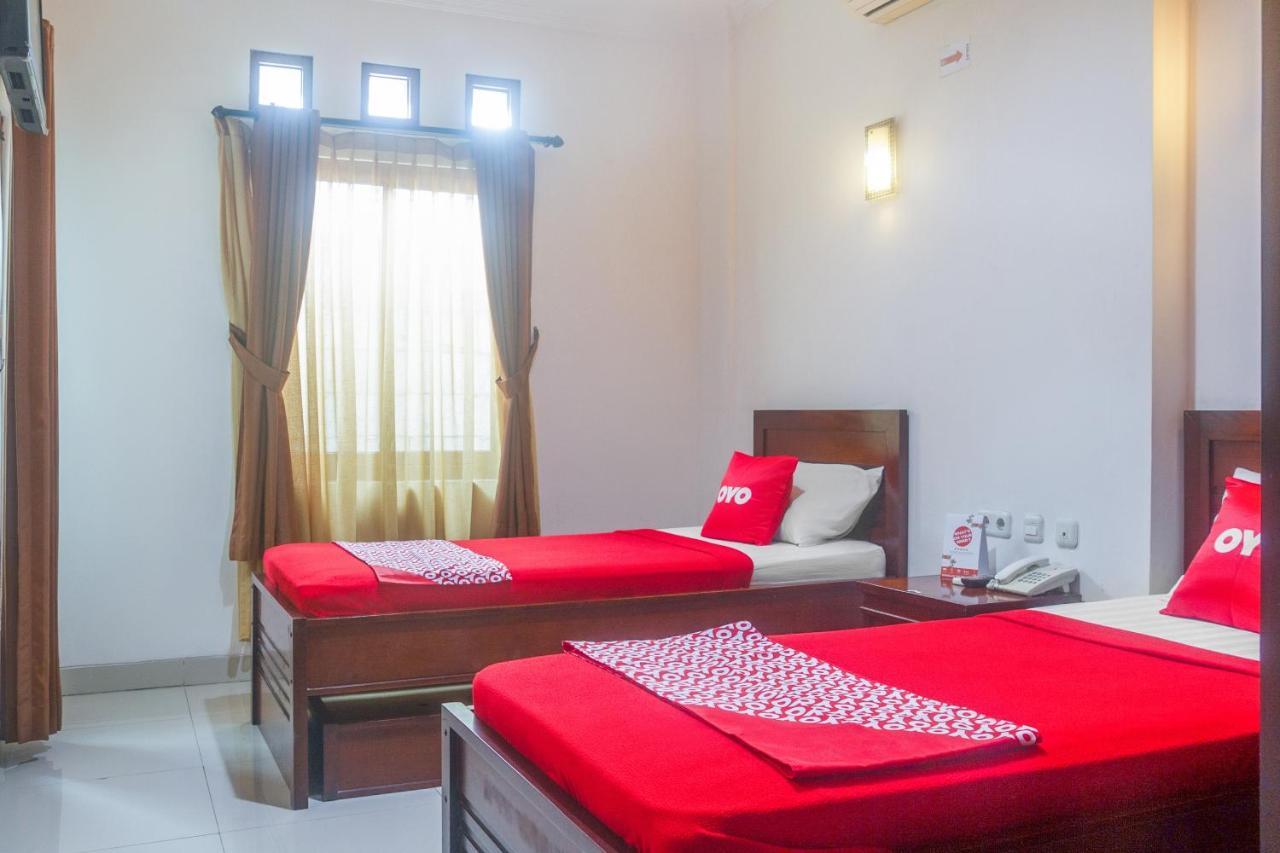 Hotel Oyo 3894 Karunia Muslim Syariah Giacarta Esterno foto