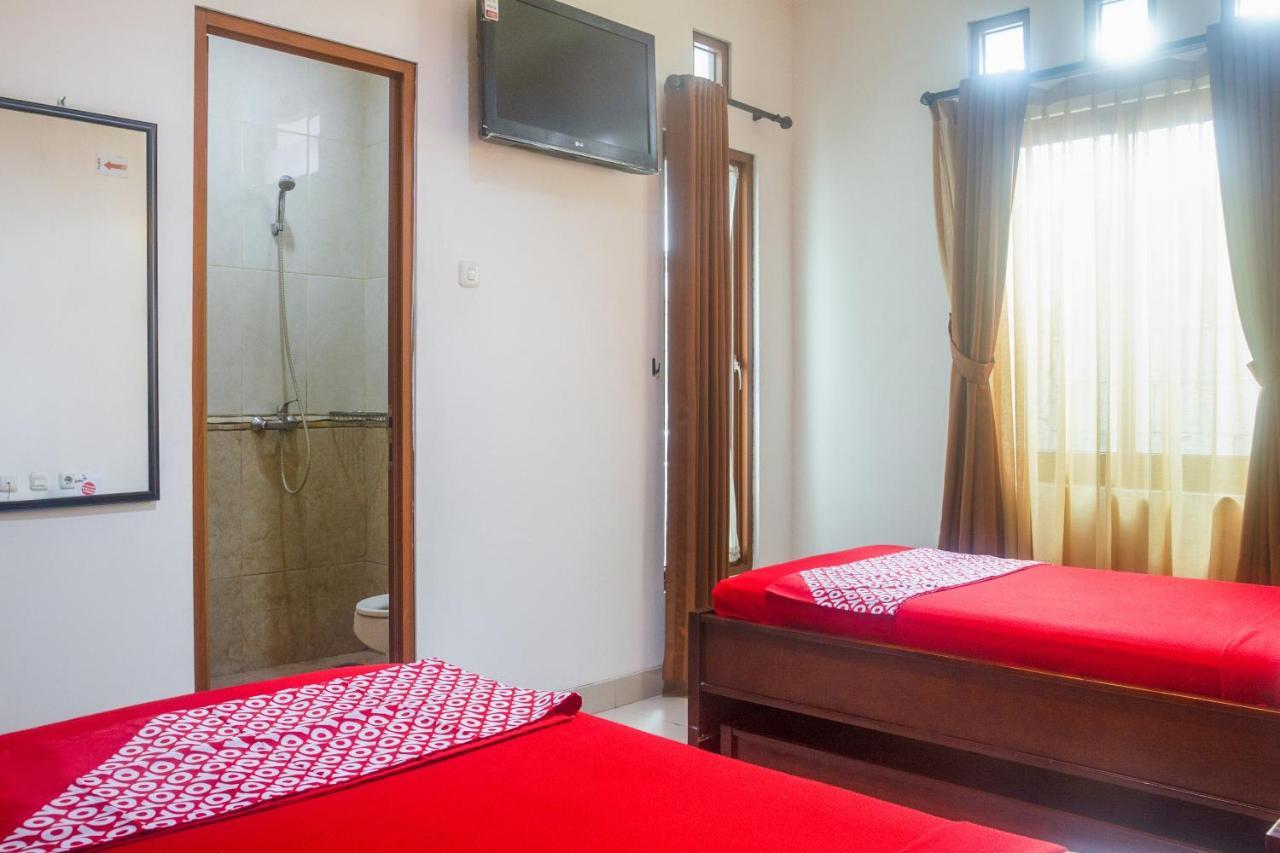 Hotel Oyo 3894 Karunia Muslim Syariah Giacarta Esterno foto