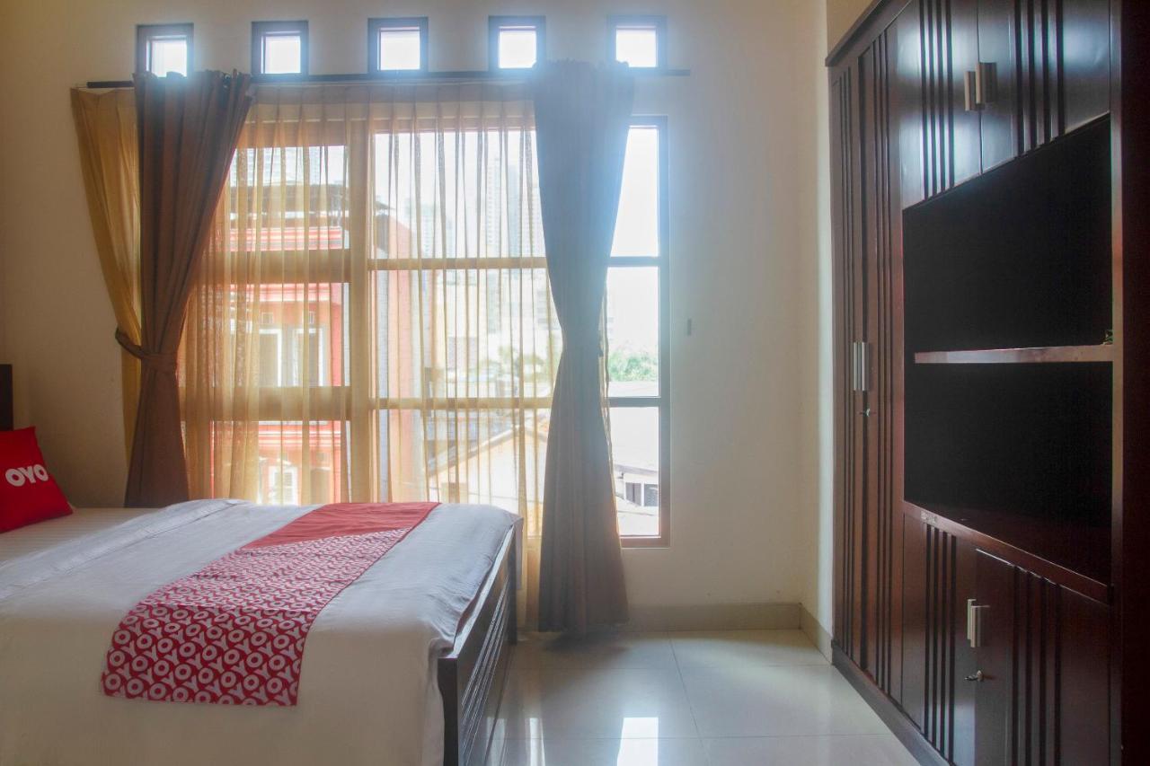 Hotel Oyo 3894 Karunia Muslim Syariah Giacarta Esterno foto