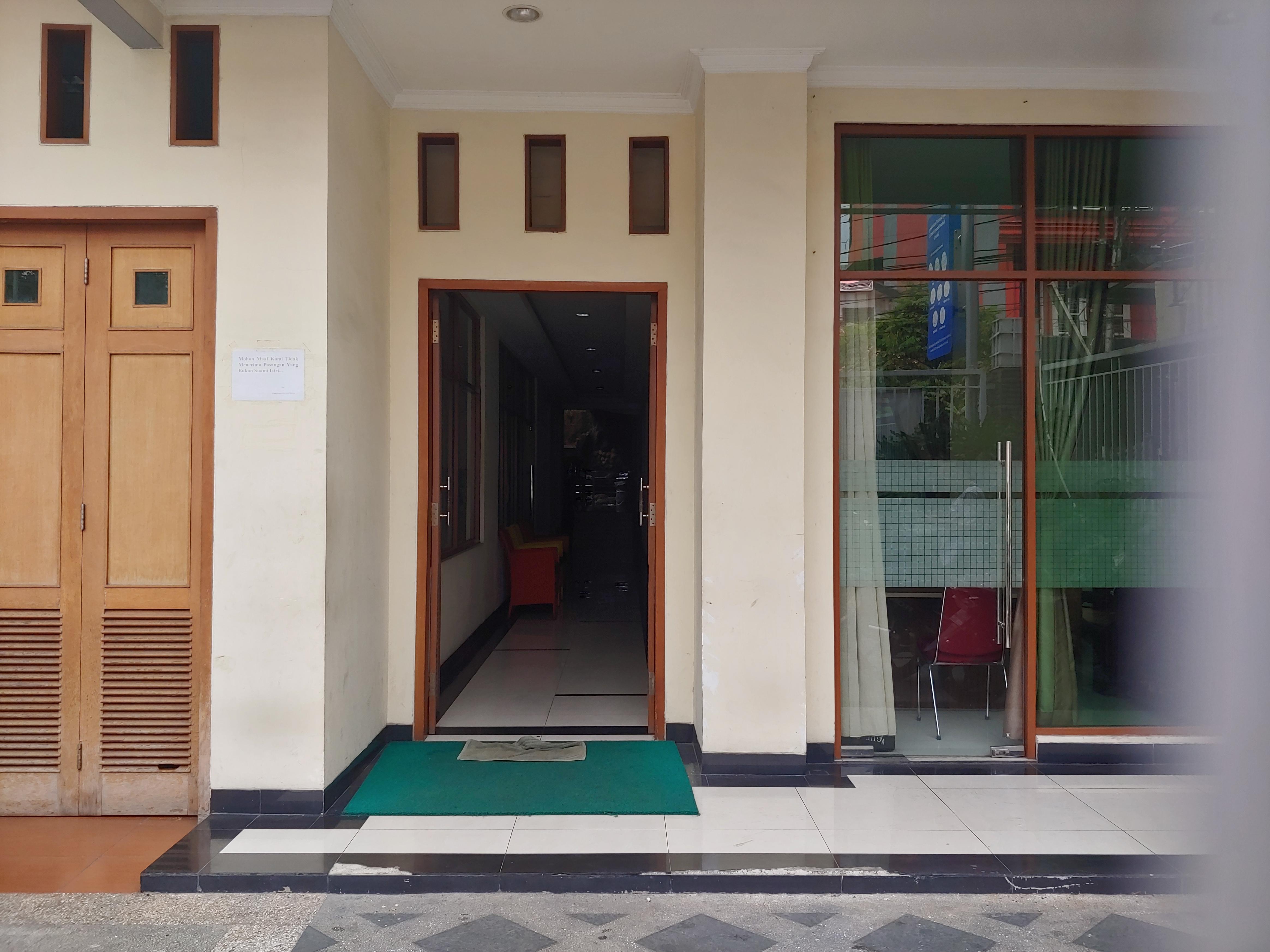 Hotel Oyo 3894 Karunia Muslim Syariah Giacarta Esterno foto